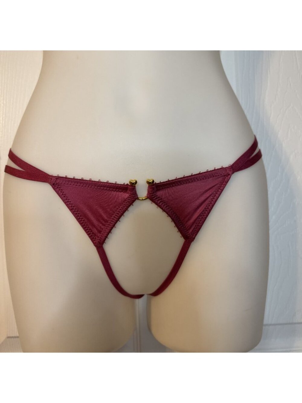 VICTORIA'S SECRET S SILKY PINK GOLD CHARM OPEN BOTTOM V STRING THONG PANTIES NWT